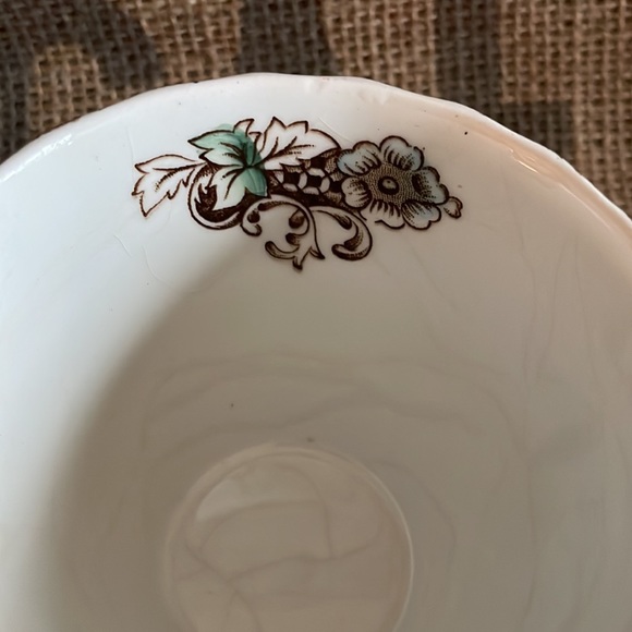 Vintage Heritage Hall Colonial Overhang Teacup & Saucer - Picture 4 of 6